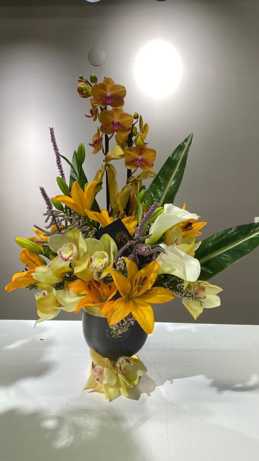 Özel saksıda süslemeli somon renk Orkide